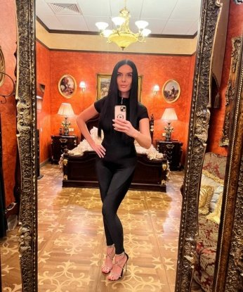 Живу в Москве, где мое тело стремится удовлетворить каждое твое желание. Мои услуги наполнены нежными ласками, страстными поцелуями и разнообразием поз. У меня есть все, чтобы сделать твои фантазии реальностью. Открой для себя новые грани наслаждения со мной. Обещаю, что ты останешься доволен и захочешь вернуться снова и снова. Разреши мне воплотить в жизнь все, о чем ты мечтал. Жду тебя, милый, чтобы ты полностью погрузился в мир блаженства в моих объятиях. 💋💖✨ Каринка